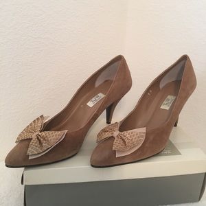 TJW SUSIE HEELS - NEVER WORN